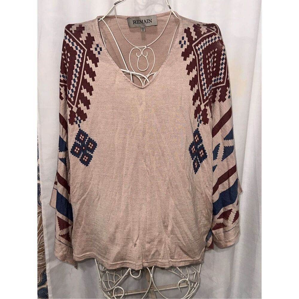 Beautiful women REMAIN tan pullover Sweater size medium wool blend Good conditio